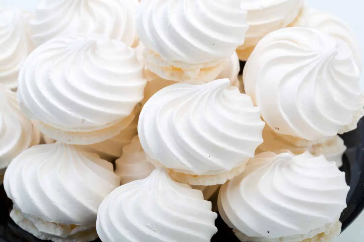 How long can Meringue last outside and inside the fridge